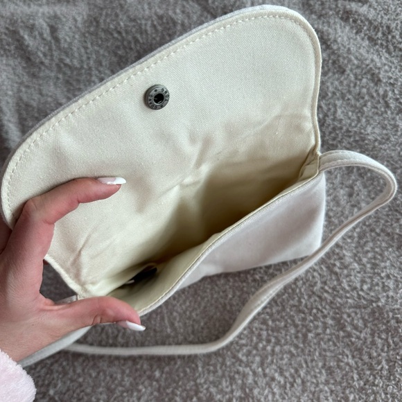Brandy Melville Coquette White Shoulder Cross Body Bag - Picture 3 of 3
